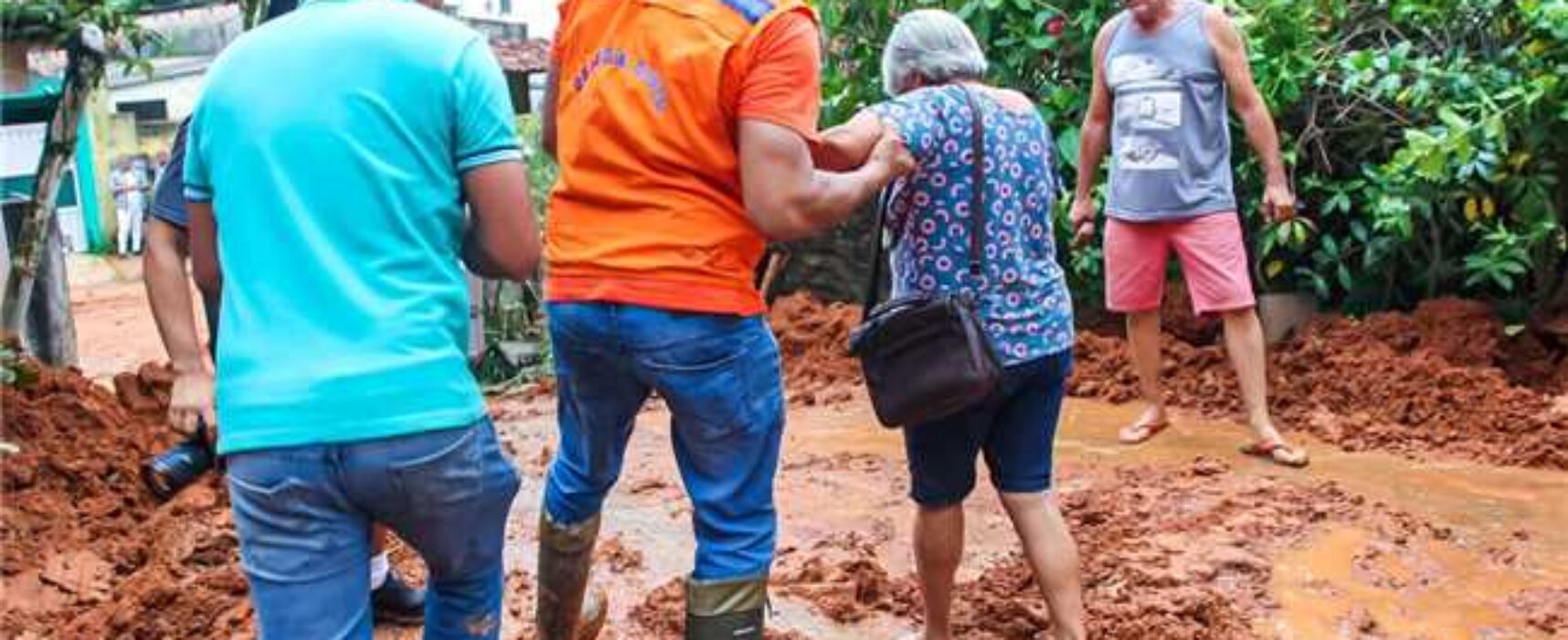 Equipes da Prefeitura de Ilhéus resgatam casal de idosos preso em casa devido às fortes chuvas