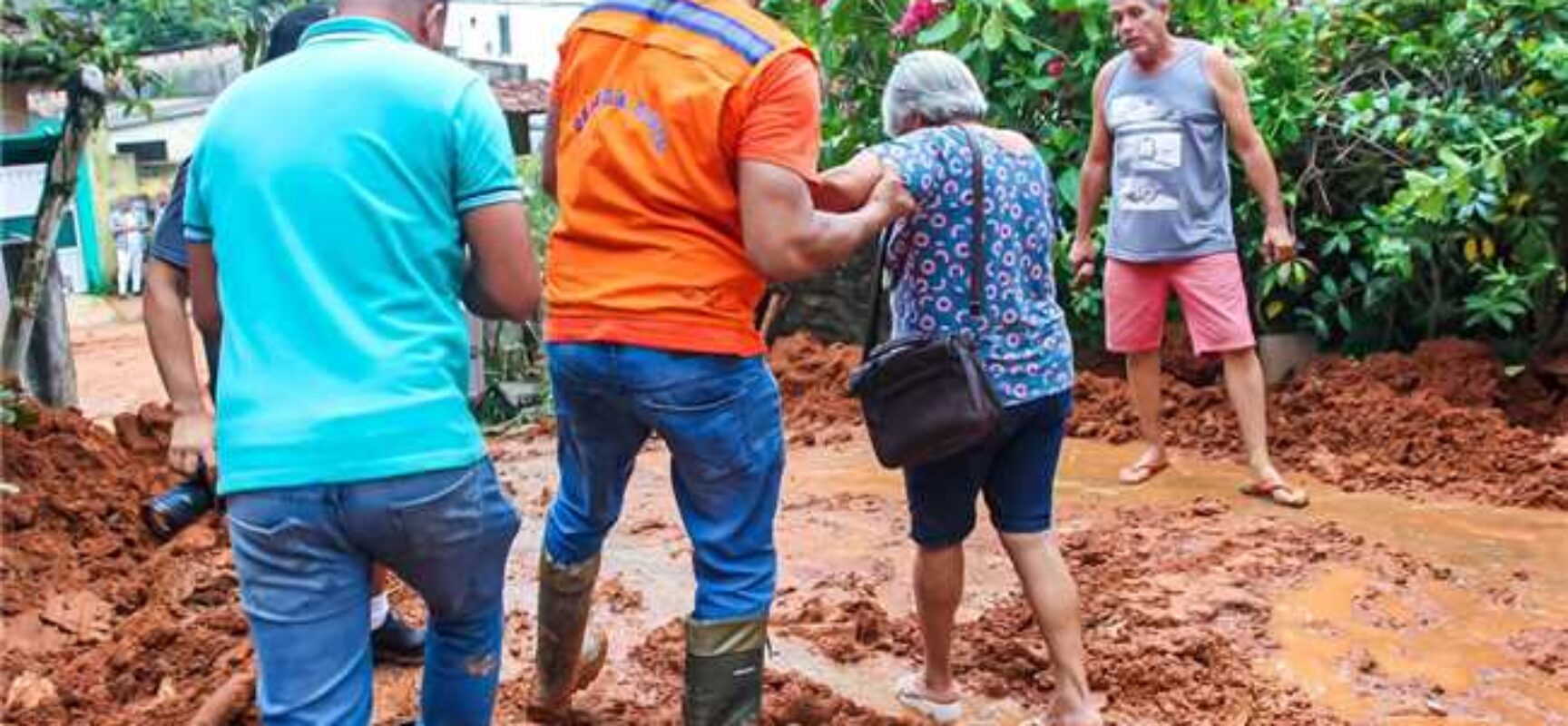 Equipes da Prefeitura de Ilhéus resgatam casal de idosos preso em casa devido às fortes chuvas