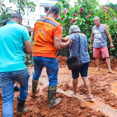 Equipes da Prefeitura de Ilhéus resgatam casal de idosos preso em casa devido às fortes chuvas