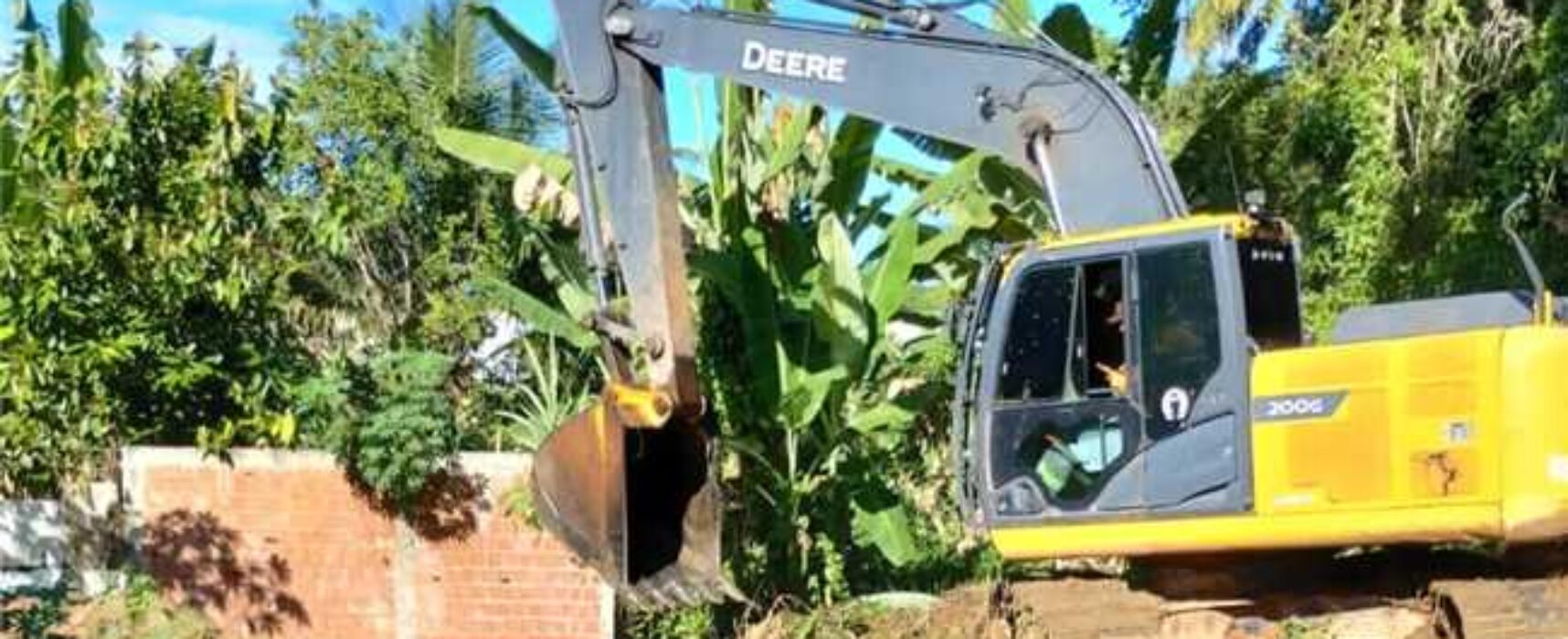 Chuvas cessam e Prefeitura de Ilhéus reforça operação de limpeza de canais e ruas do município