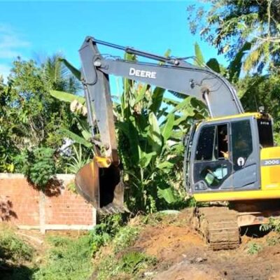 Chuvas cessam e Prefeitura de Ilhéus reforça operação de limpeza de canais e ruas do município