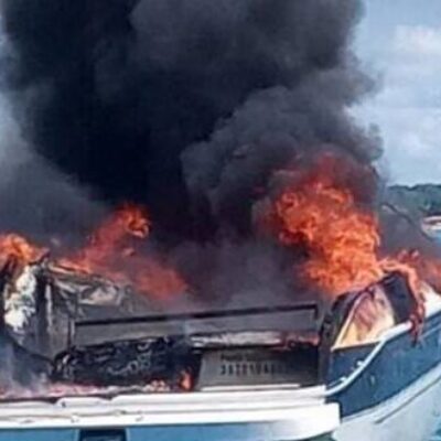 Lancha pega fogo e afunda em Porto Seguro