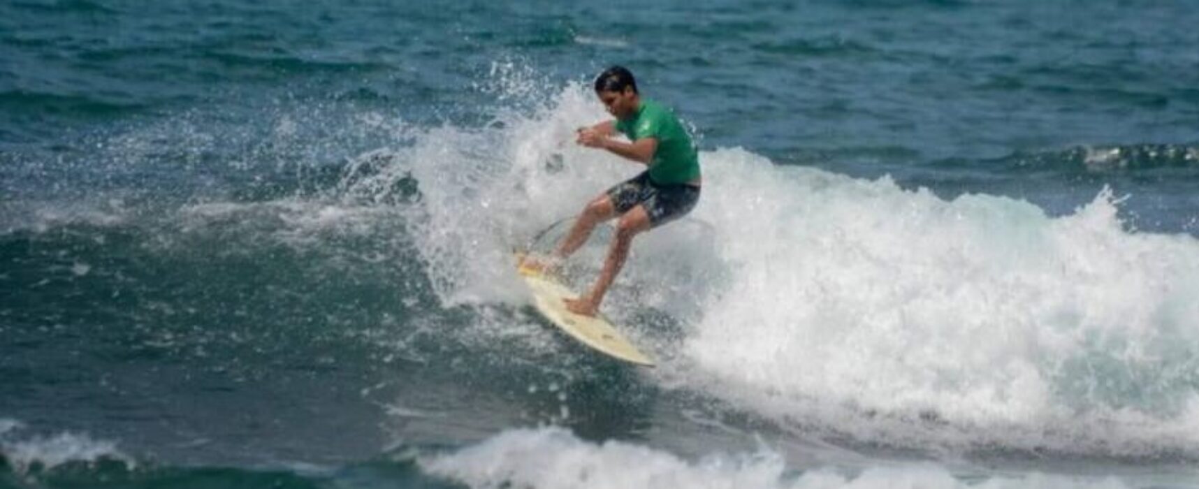 Filho de Ivete participa de competição de surfe em Praia do Forte