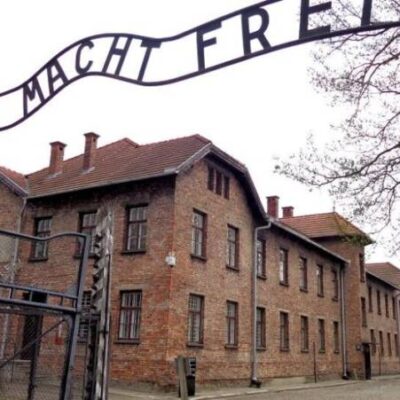 Turistas desrespeitam vítimas do holocausto com “fotos descoladas” em Auschwitz