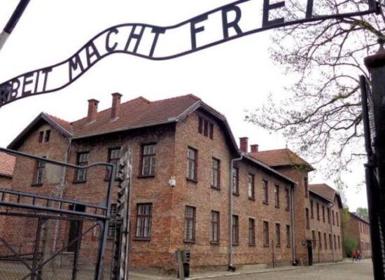 Turistas desrespeitam vítimas do holocausto com “fotos descoladas” em Auschwitz