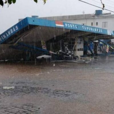 Cobertura de posto desaba após chuva de granizo em Licínio de Almeida