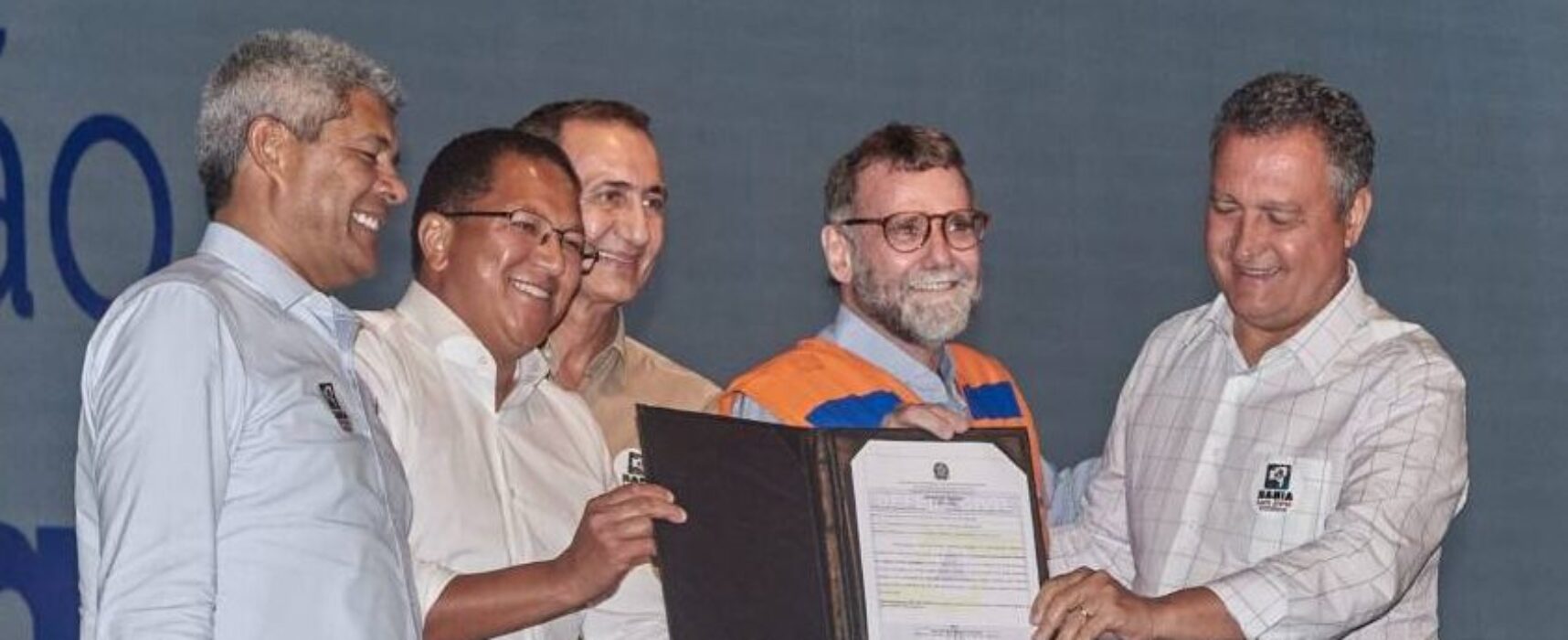 Prefeito Augusto Castro, ministros Waldez Góes e Rui Costa e governador Jerônimo assina ordens de serviço unidades habitacionais.