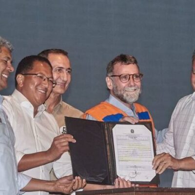 Prefeito Augusto Castro, ministros Waldez Góes e Rui Costa e governador Jerônimo assina ordens de serviço unidades habitacionais.