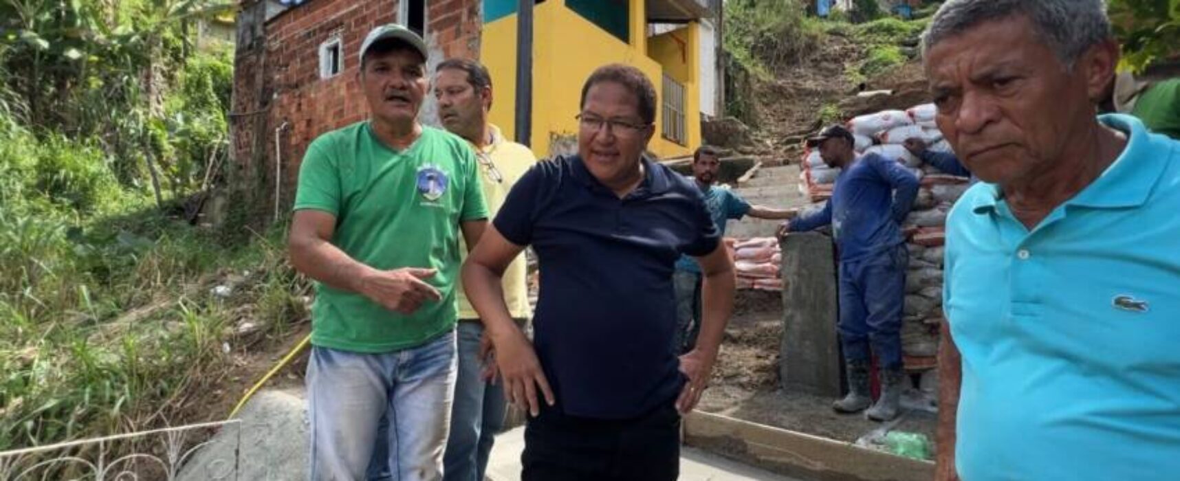 Prefeito Augusto Castro visita obras de recapeamento de vias e escadaria do Zizo