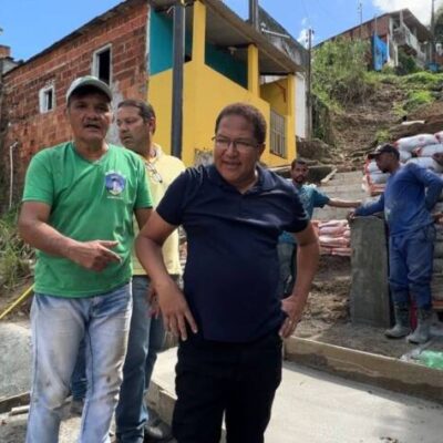 Prefeito Augusto Castro visita obras de recapeamento de vias e escadaria do Zizo