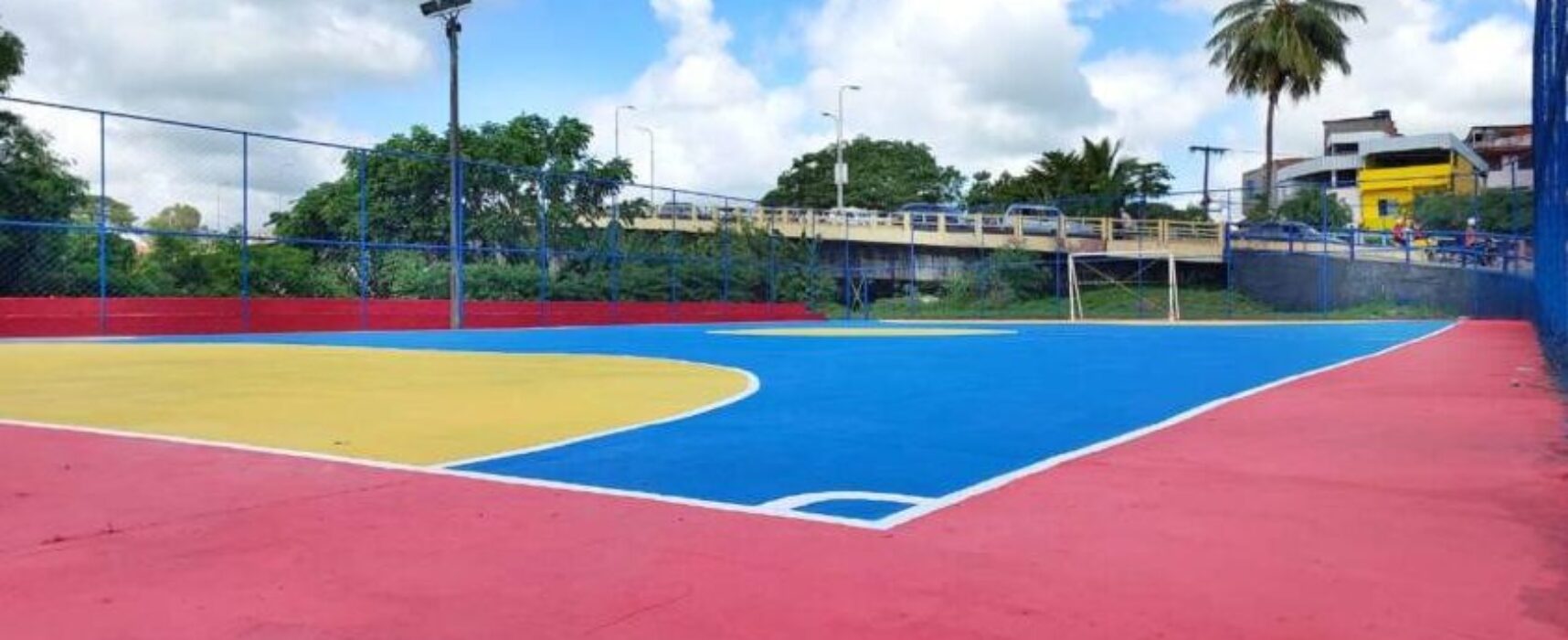 Prefeitura faz a manutenção de quadras poliesportivas do centro e bairros de Itabuna