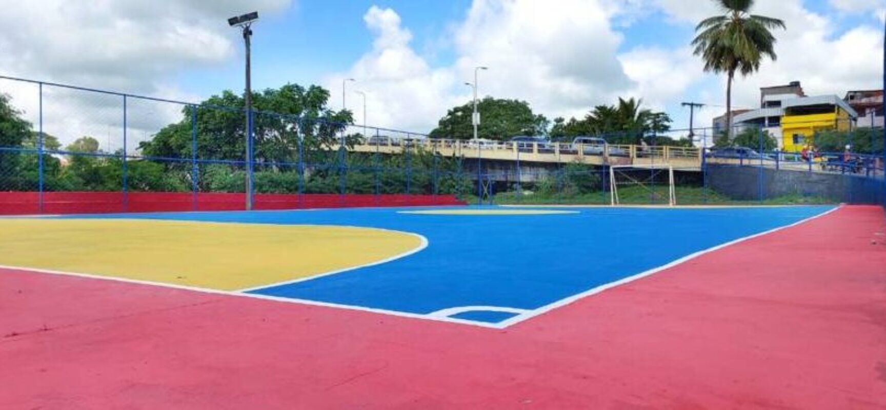 Prefeitura faz a manutenção de quadras poliesportivas do centro e bairros de Itabuna