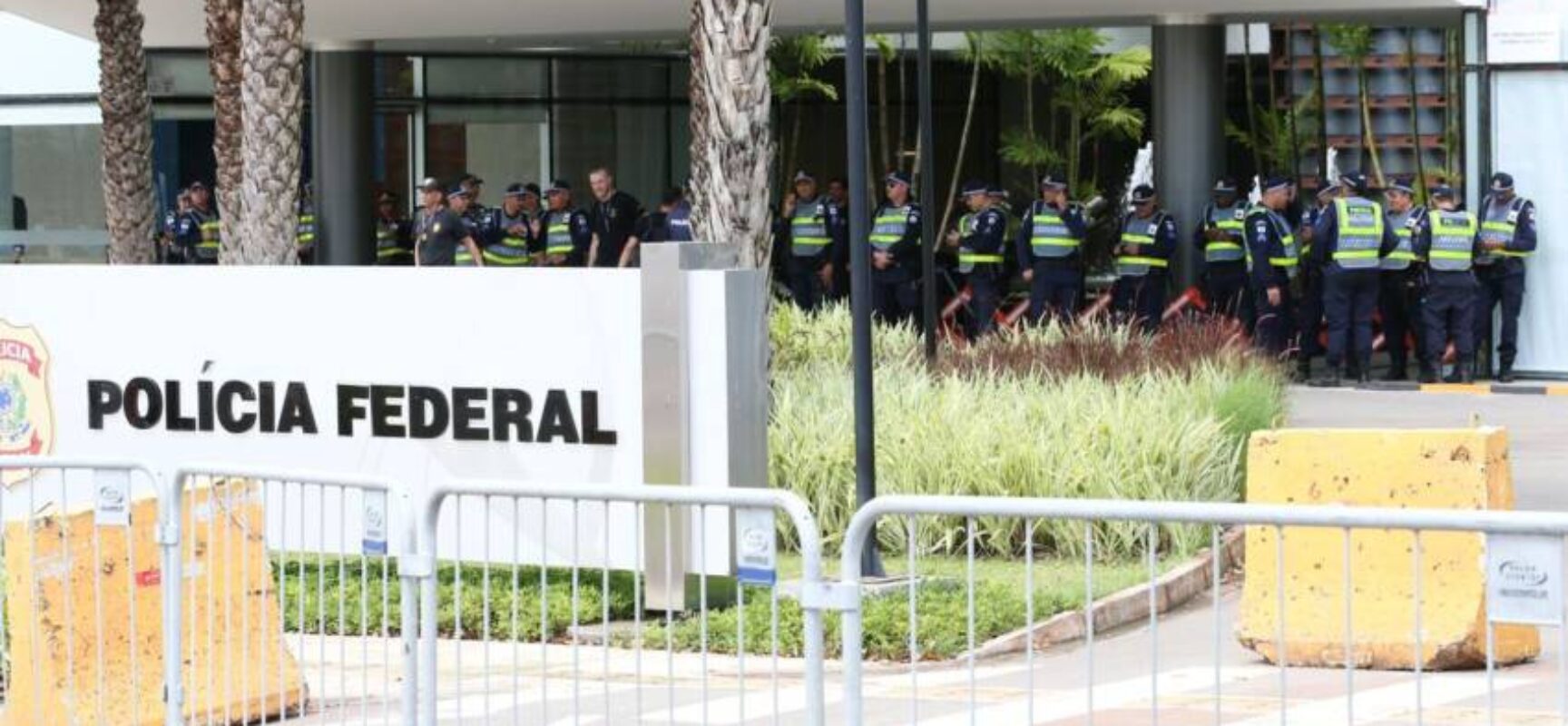 Bolsonaro chega à Polícia Federal para depor sobre atos golpistas