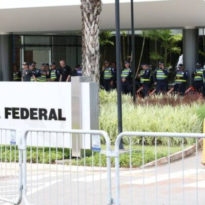 Bolsonaro chega à Polícia Federal para depor sobre atos golpistas