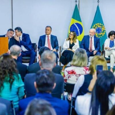 Lula assina projeto de lei que garante verba para piso da enfermagem