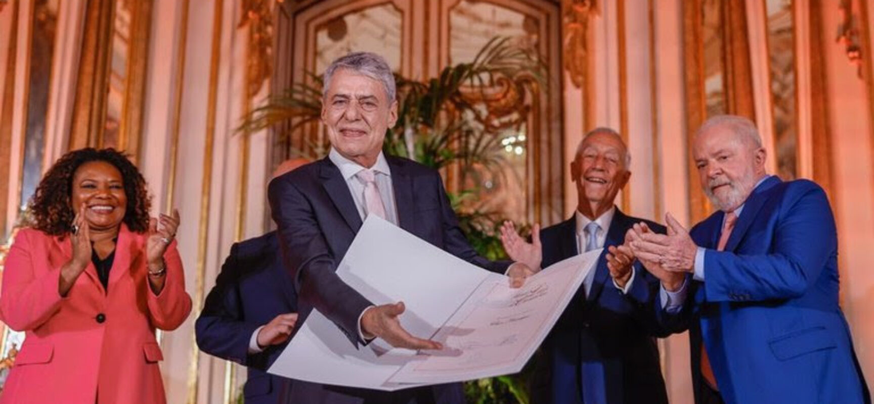 Lula assina e entrega diploma do Prêmio Camões a Chico Buarque