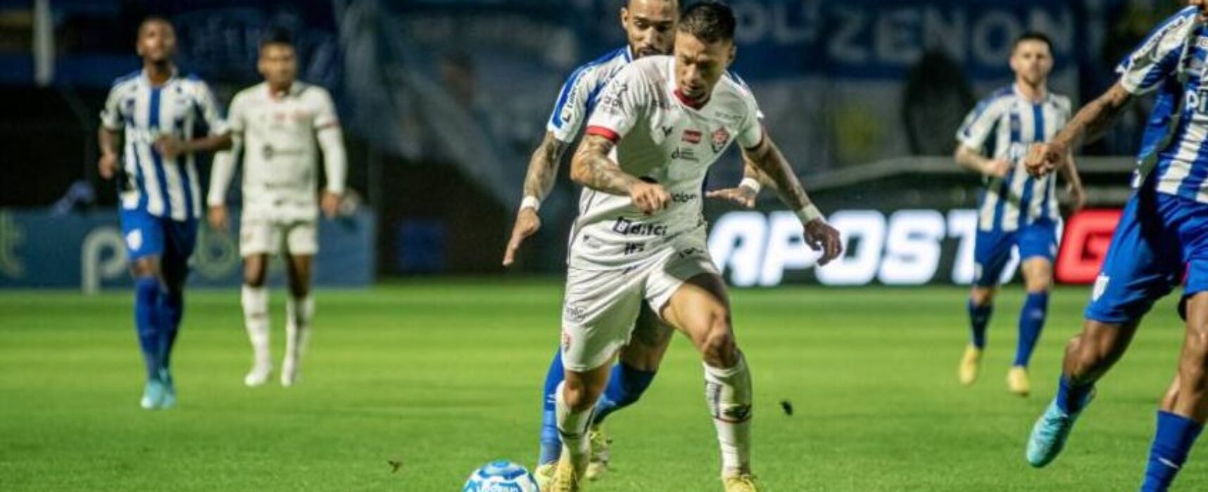 Vitória deixa resultado escapar, empata com o Avaí e vê liderança ameaçada da Série B