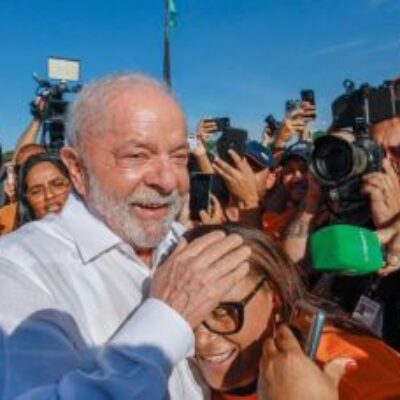 Lula desce rampa do Planalto e defende prédios públicos sem grades