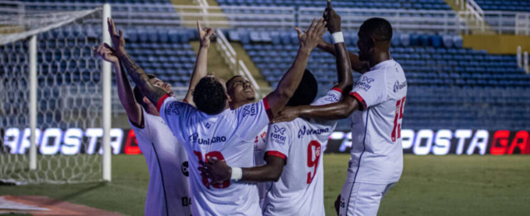 Vitória aplica 2 a 0 no Ceará e segue líder invicto da Série B