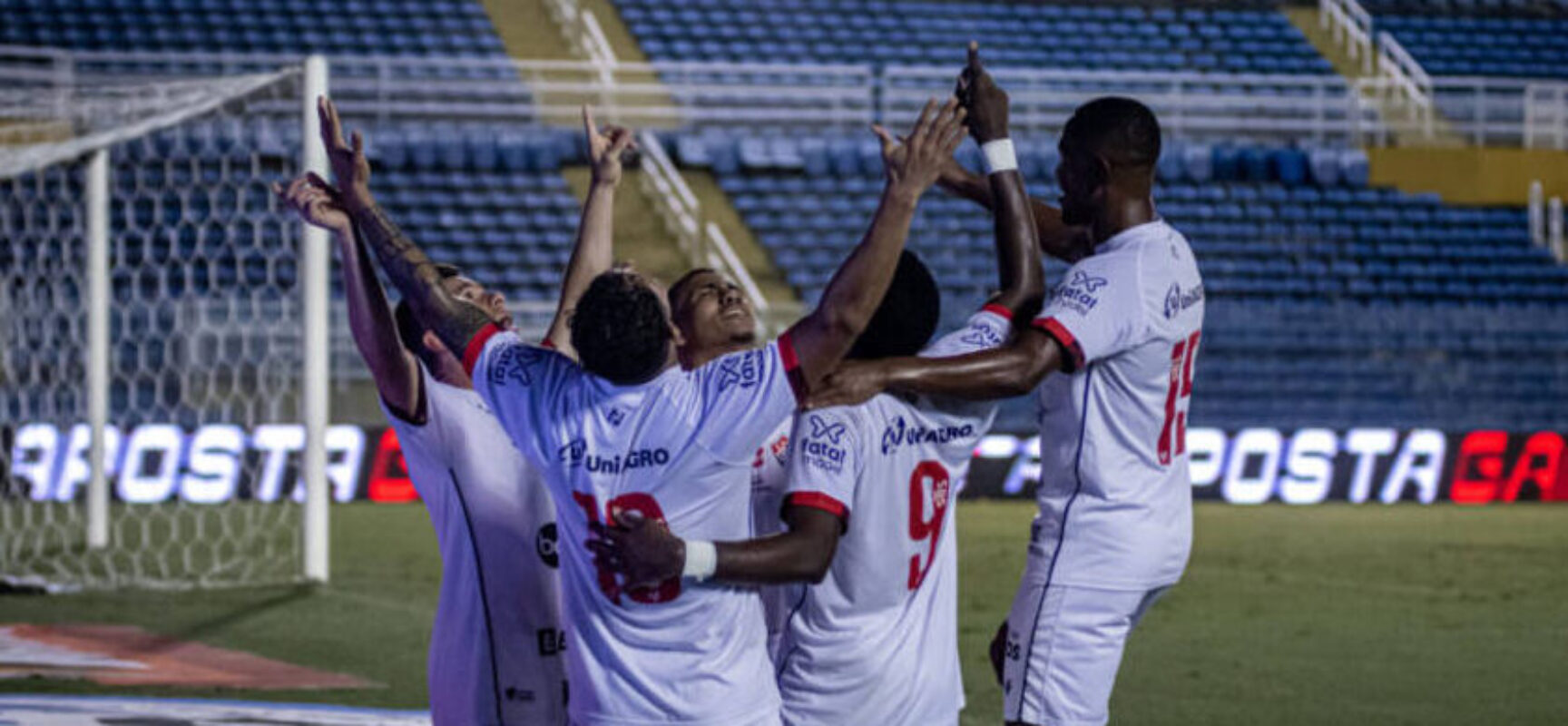 Vitória aplica 2 a 0 no Ceará e segue líder invicto da Série B