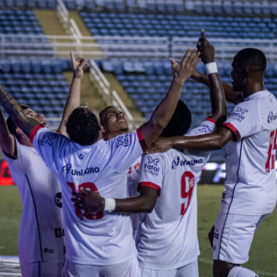 Vitória aplica 2 a 0 no Ceará e segue líder invicto da Série B