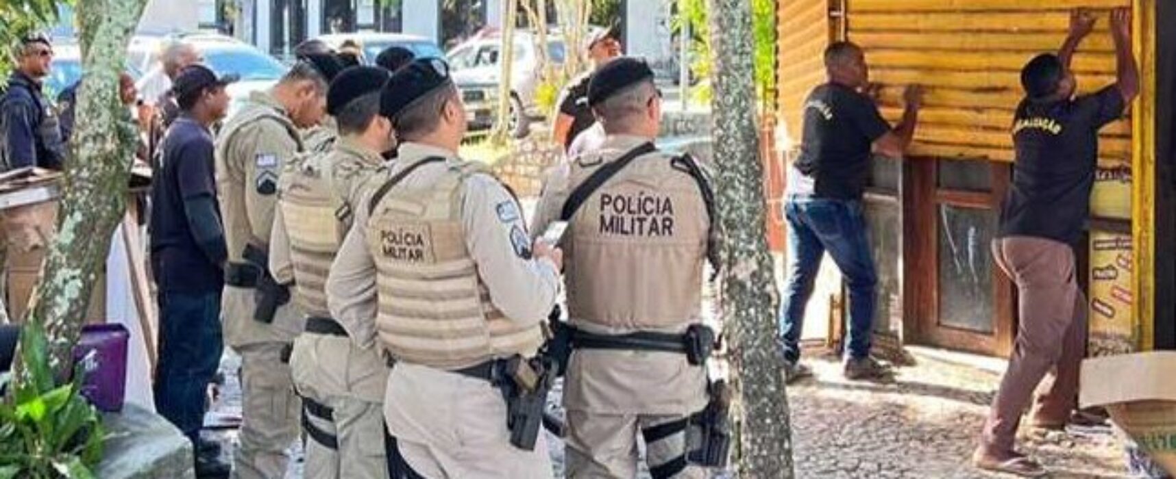 Ação conjunta desocupa quiosques na Avenida Dois de Julho para instalação de nova base da PM