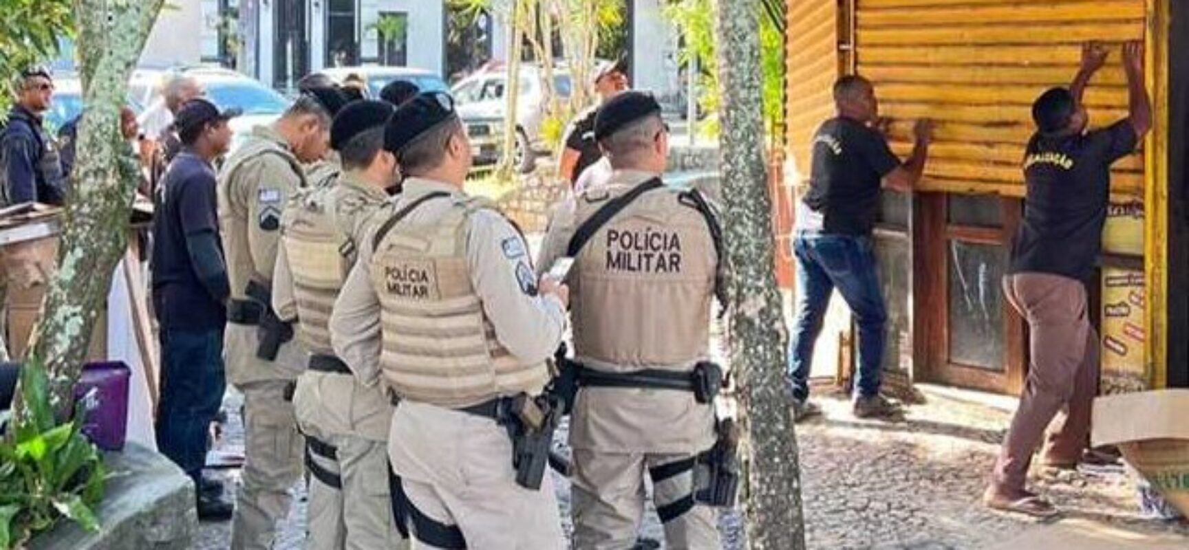 Ação conjunta desocupa quiosques na Avenida Dois de Julho para instalação de nova base da PM