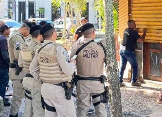 Ação conjunta desocupa quiosques na Avenida Dois de Julho para instalação de nova base da PM