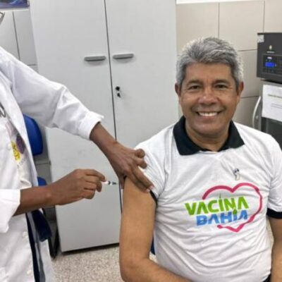 Dia D: Jerônimo atualiza cartão com vacinas bivalente e contra a Influenza
