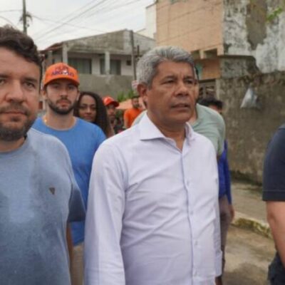 Jerônimo entrega Colégio de Tempo Integral e adere a programas federais em Feira