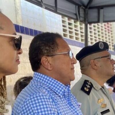 Prefeito Augusto Castro prestigiou graduação de alunos da Escola Flávio Simões