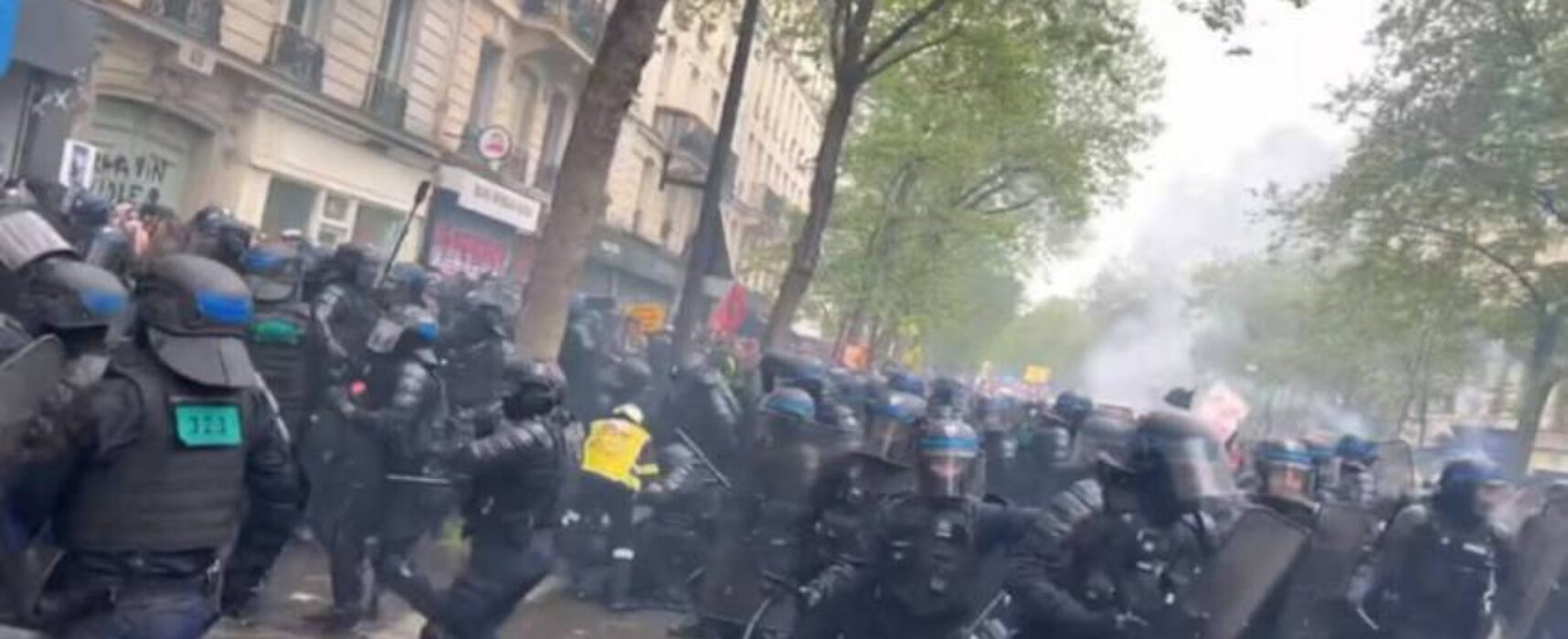 França tem 1º de Maio marcado por confrontos entre manifestantes e policiais
