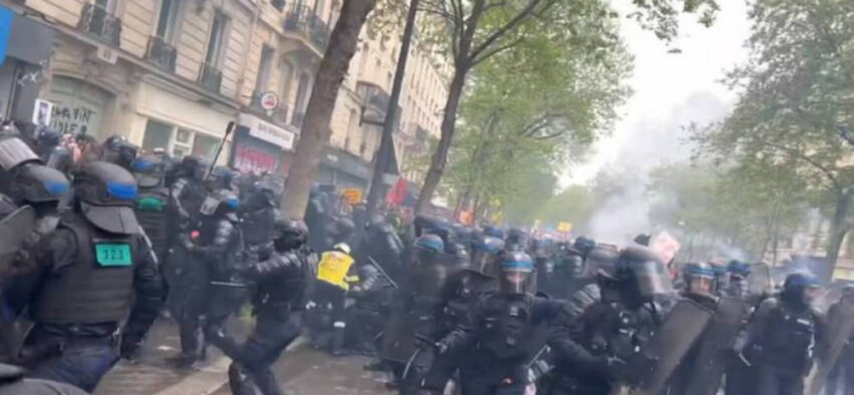 França tem 1º de Maio marcado por confrontos entre manifestantes e policiais