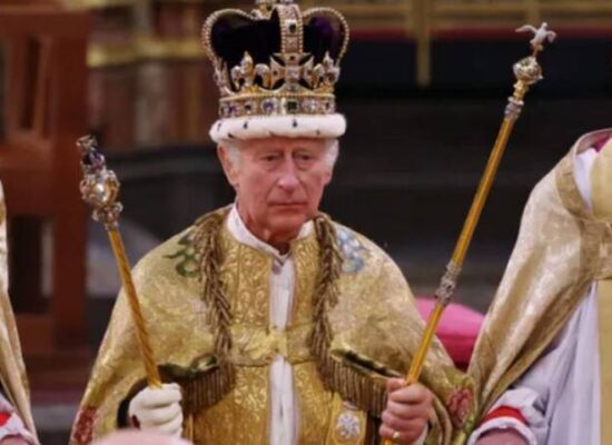 Rei Charles III é coroado na Abadia de Westminster em Londres