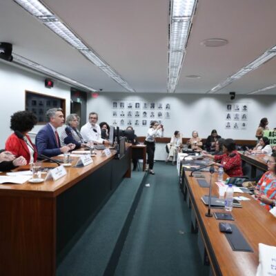 Sistemas de ensino precisam cumprir lei e contratar psicólogos e assistentes sociais, cobram especialistas
