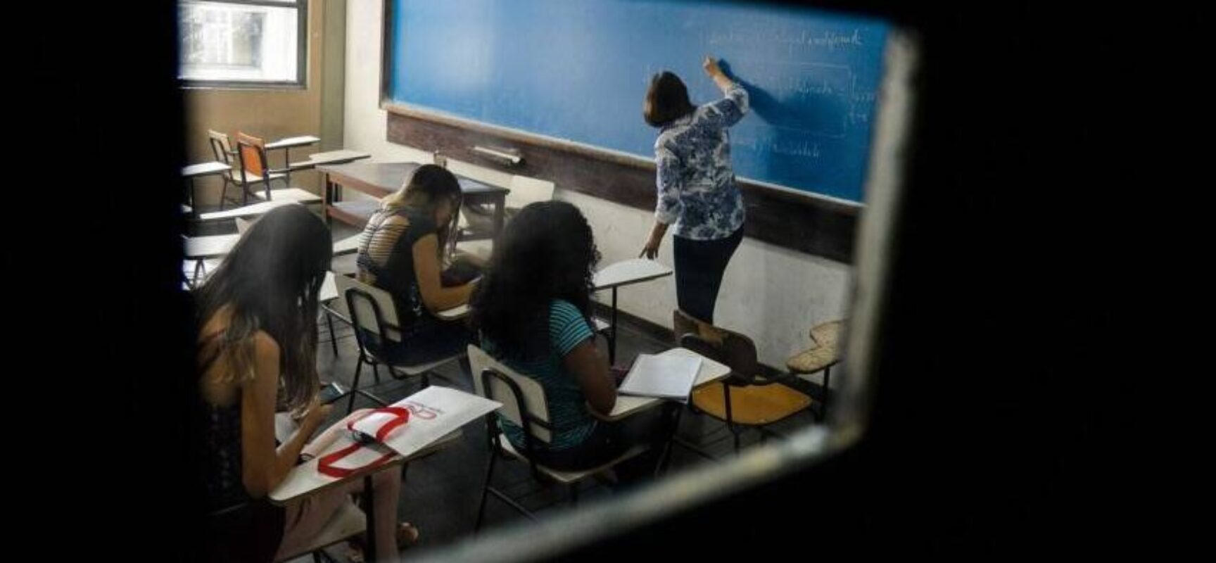 Pesquisa mostra por que brasileiros deixam escola