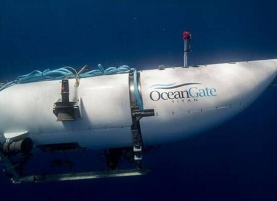 Submarino que transportava turistas para ver destroços do Titanic está desaparecido