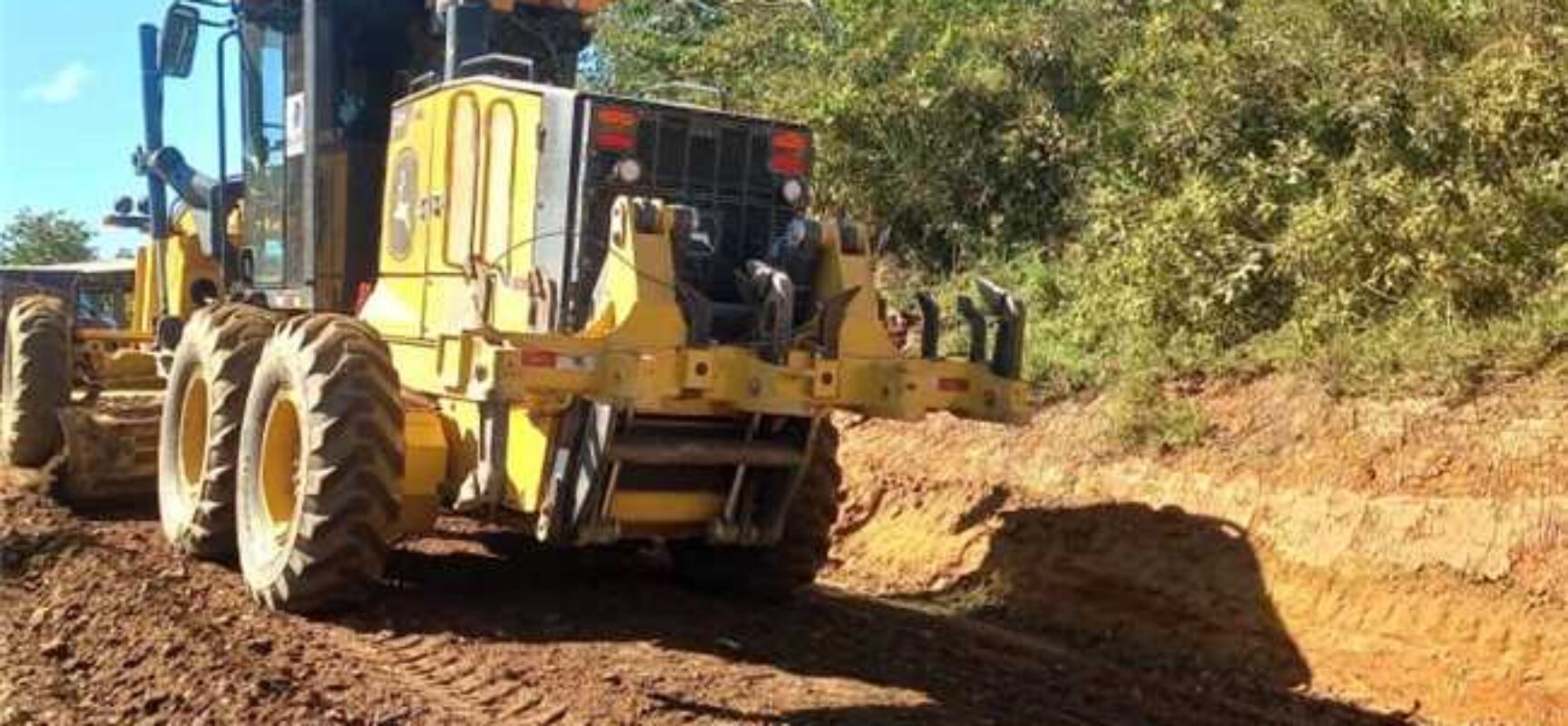 Prefeitura intensifica recuperação das estradas de Castelo Novo e Sambaituba; confira cronograma
