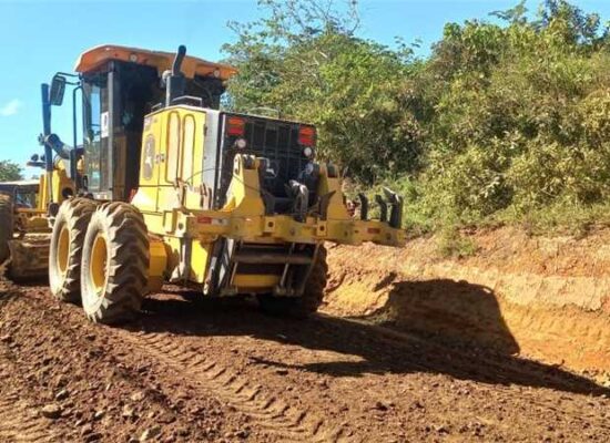 Prefeitura intensifica recuperação das estradas de Castelo Novo e Sambaituba; confira cronograma