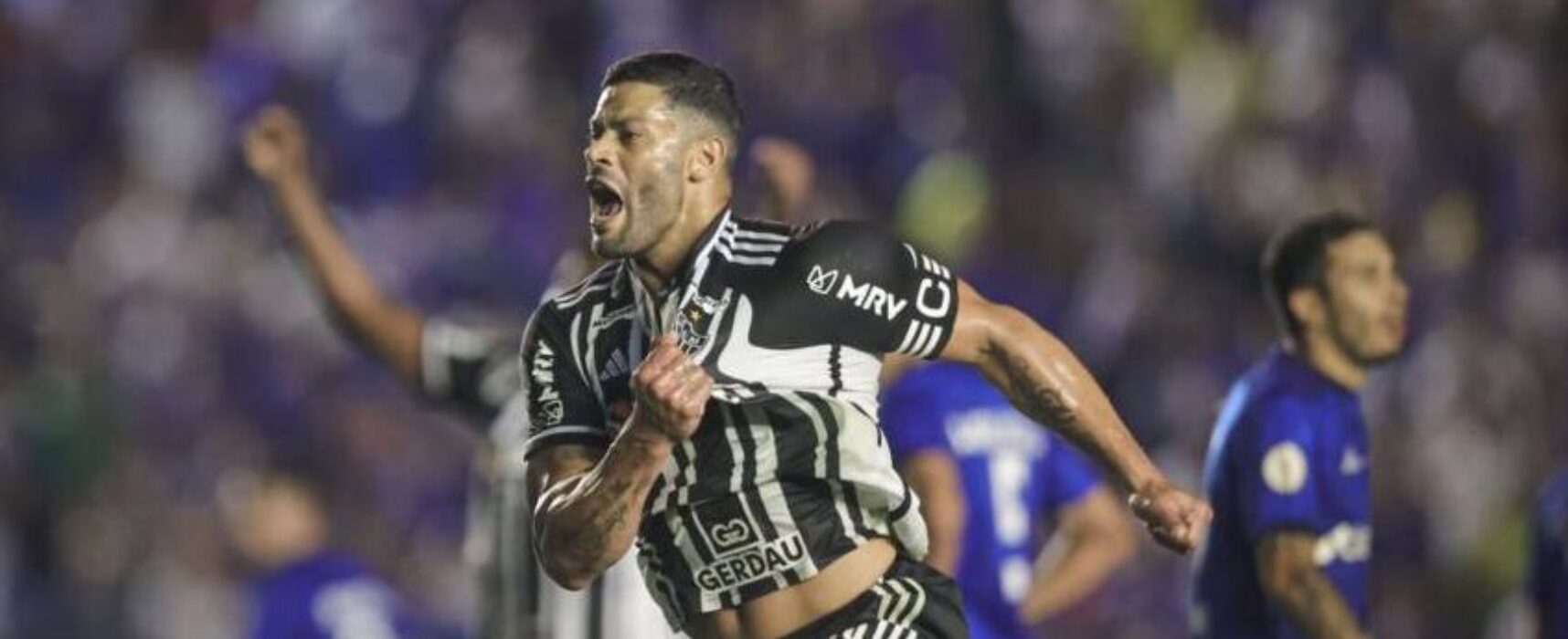 Hulk marca de falta e Atlético-MG vence clássico com Cruzeiro