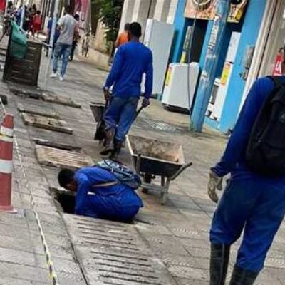 Prefeitura realiza limpeza e desobstrução do sistema de drenagem da Rua Marquês de Paranaguá