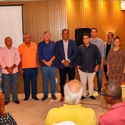 Prefeito Mário Alexandre marca presença na posse da nova mesa diretora da ATIL