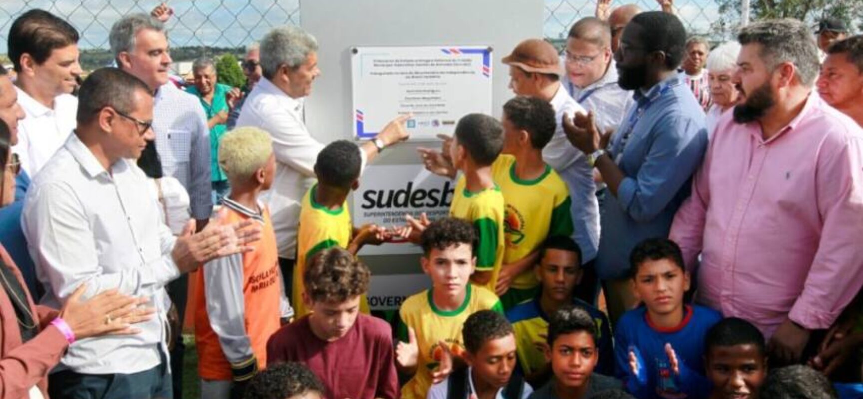 Jerônimo inaugura pavimentação da BA-142 e ampliação do estádio municipal