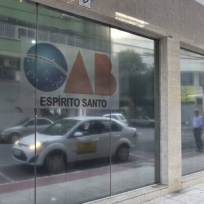 OAB-ES suspende advogada que mostrou seios para detento em presídio, diz site