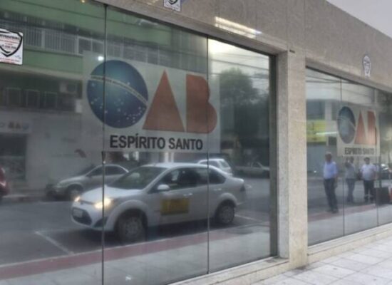 OAB-ES suspende advogada que mostrou seios para detento em presídio, diz site