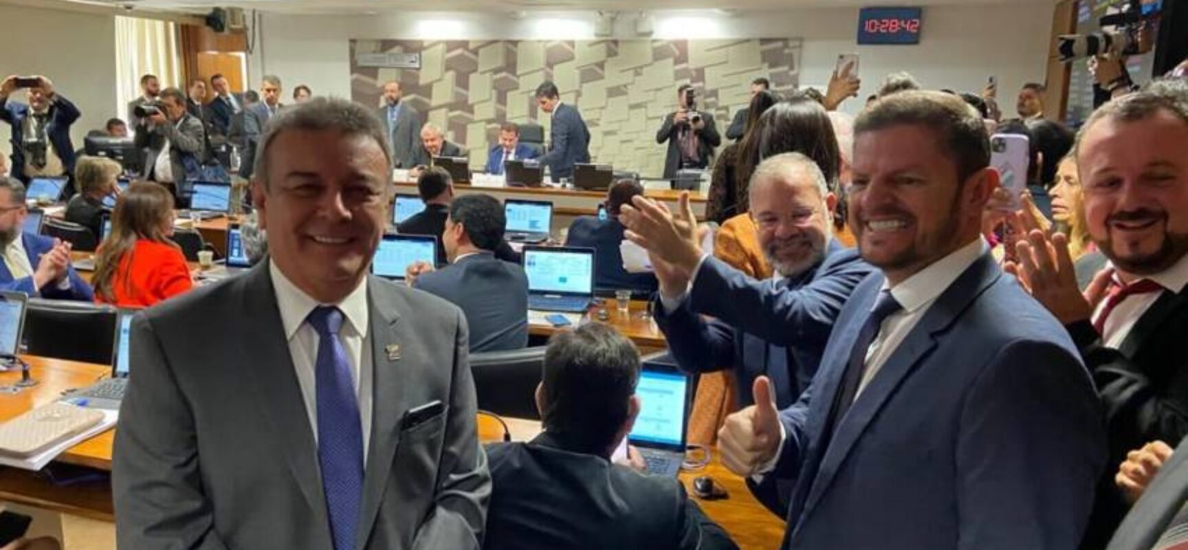 Quinho e comitiva de prefeitos baianos comemoram aprovação do PL da desoneração da folha para os municípios
