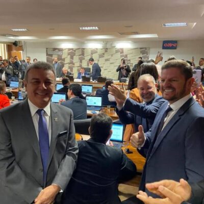 Quinho e comitiva de prefeitos baianos comemoram aprovação do PL da desoneração da folha para os municípios