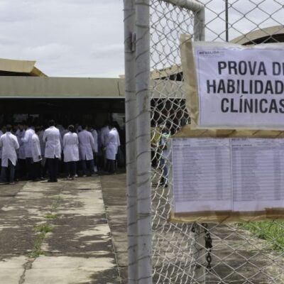Comissão debate baixa taxa de aprovação no Revalida