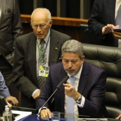 Arthur Lira interrompe recesso para se reunir com líderes nesta segunda