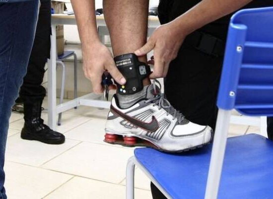Brasil alcança recorde de monitorados por tornozeleira eletrônica